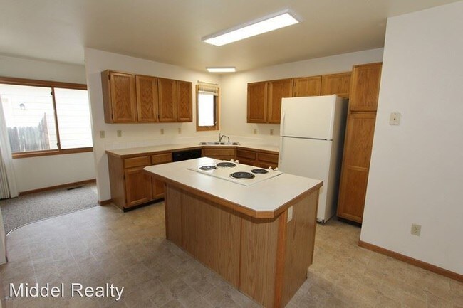Building Photo - 3 br, 2.5 bath House - 5547 Fossil Court E