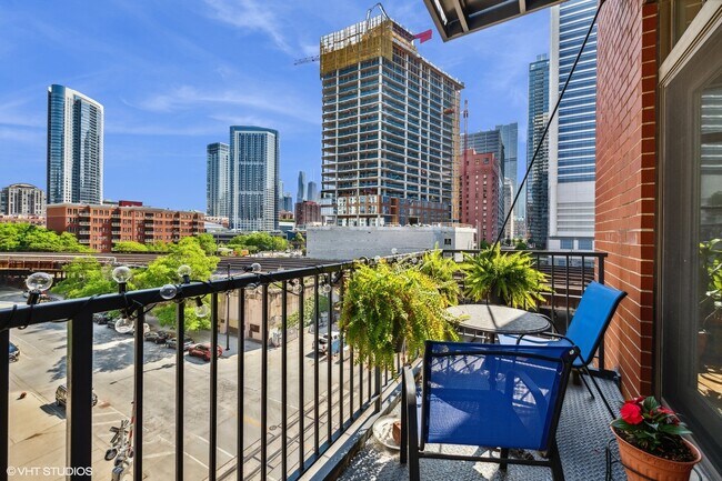 Foto del edificio - 330 N Clinton St