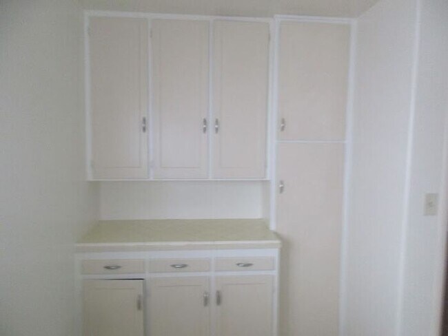 Building Photo - Belmont Shore Studio with Onsite Laundry