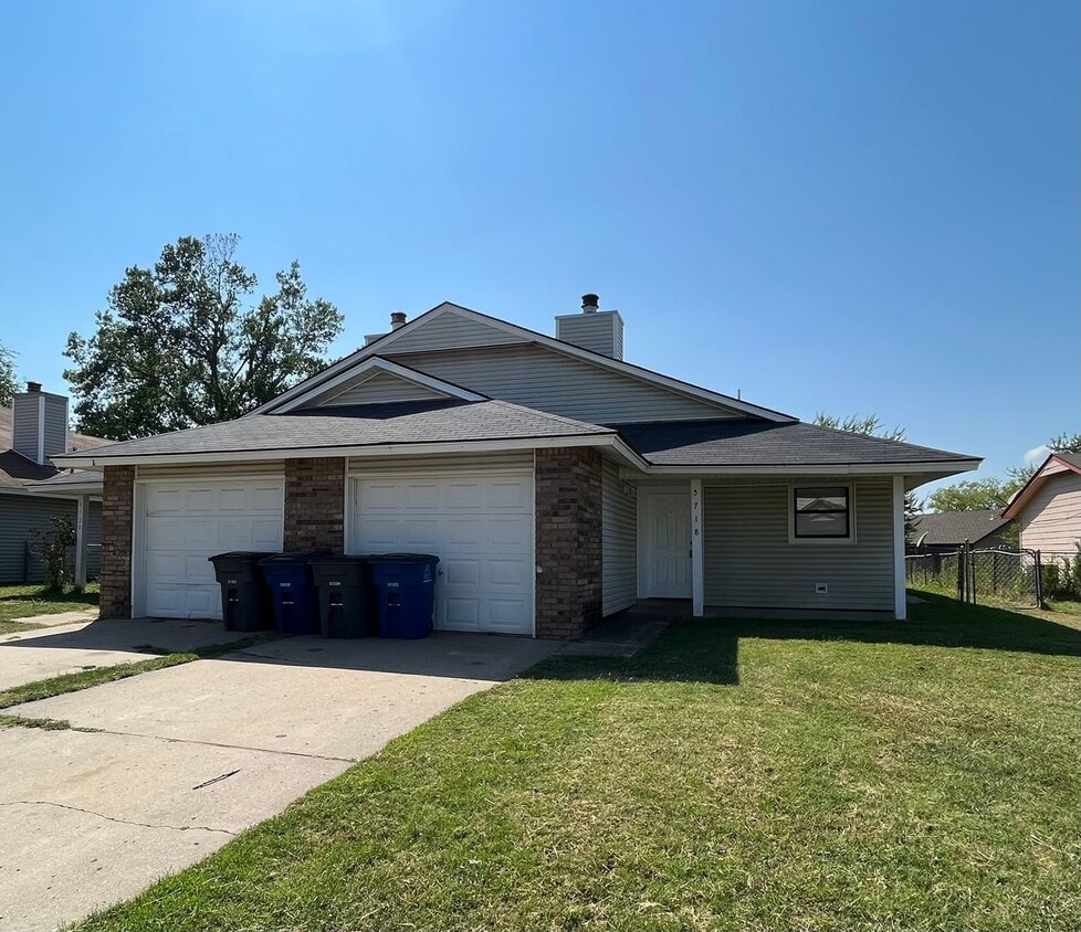 Primary Photo - 3 Bedroom duplex!!