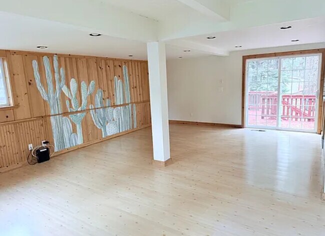 Foto del edificio - 11881 Pine Forest Rd