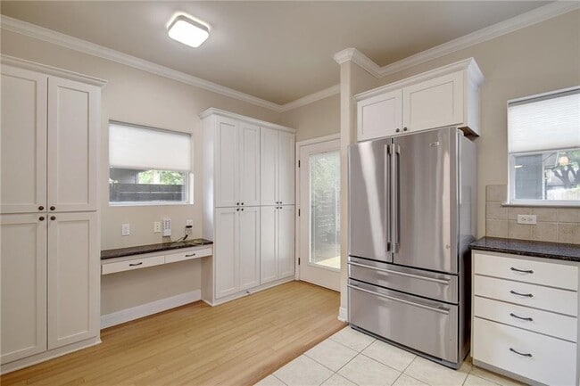 Building Photo - 1811 W 37th St