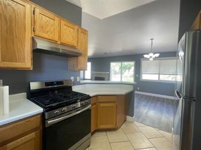 Building Photo - Private home, large lot!