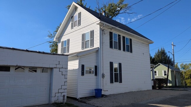 Building Photo - 305 Plummer St