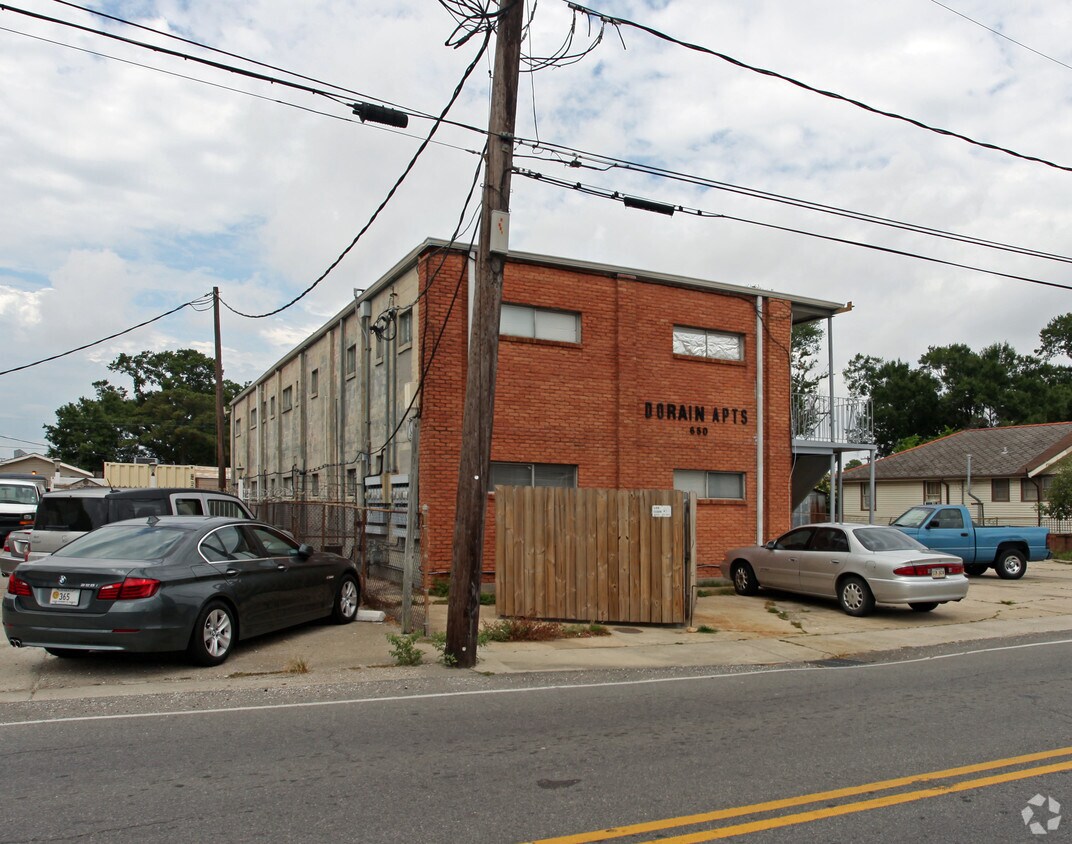 Foto del edificio - 650 Manhattan Blvd