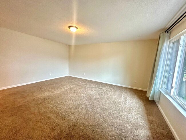 Foto del edificio - $3,690 / 4 BR - 2194 S.F. - VERY NICE CENT...