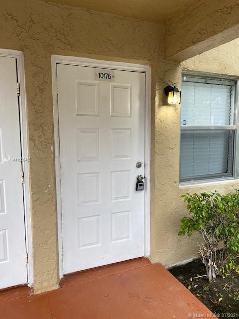 Foto del edificio - 10176 Twin Lakes Dr