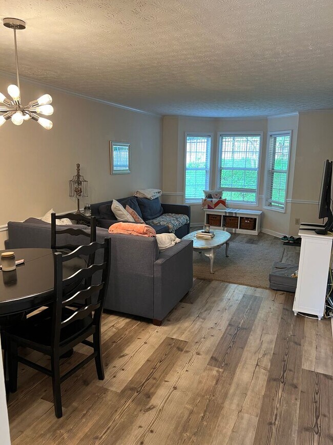 Foto del edificio - Sleepy Hollow Townhome - Convenient Location and Privacy