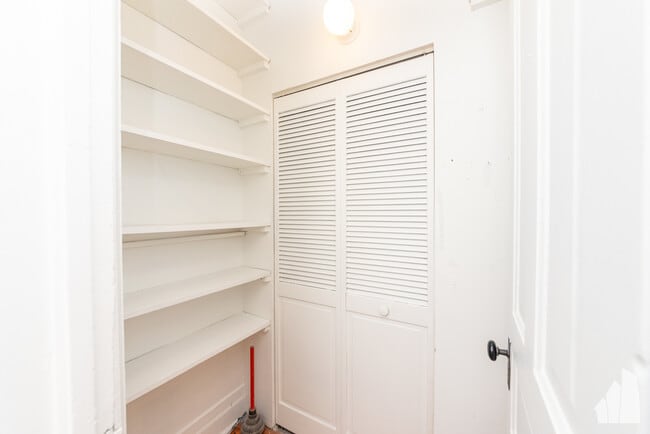 Building Photo - 1420 W Irving Park Rd