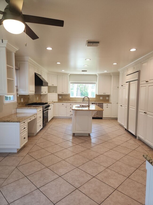 Foto del edificio - 3bed/2bath 2,033sqft+GARAGE, SOLAR PANELS ...