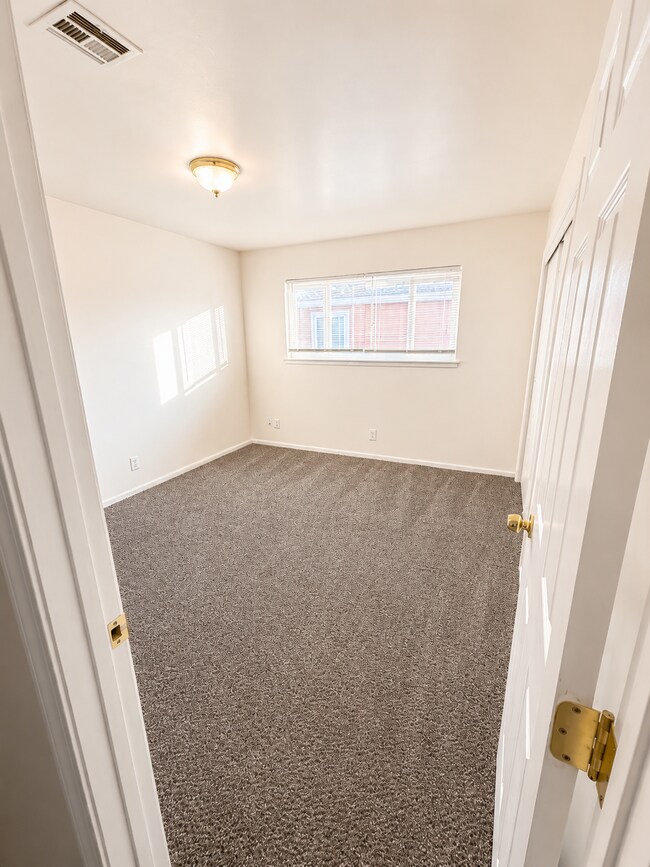 Foto del edificio - $1575 Moves You In - No Rent Due For August 2026    Updated interior - must see! Parking On Site ...