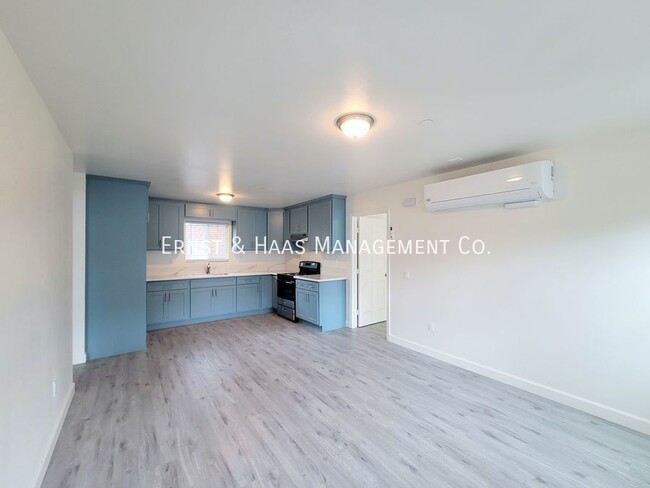 Building Photo - Charming 2bedroom 2 Bath Rear House loaded...