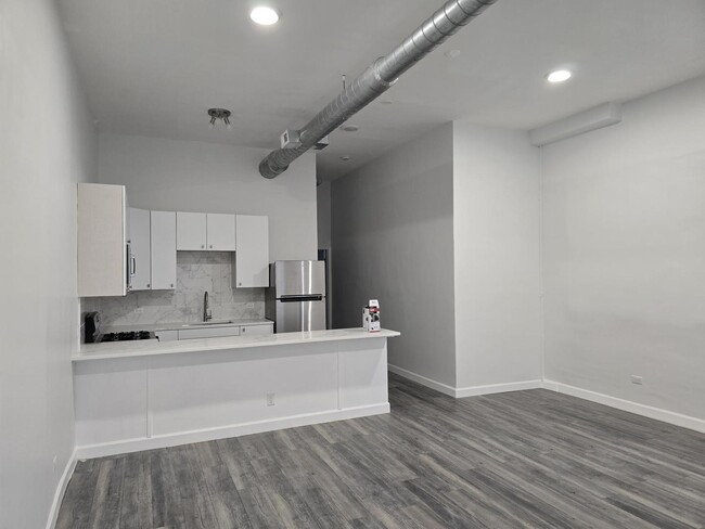 Building Photo - 6406 N Mozart St