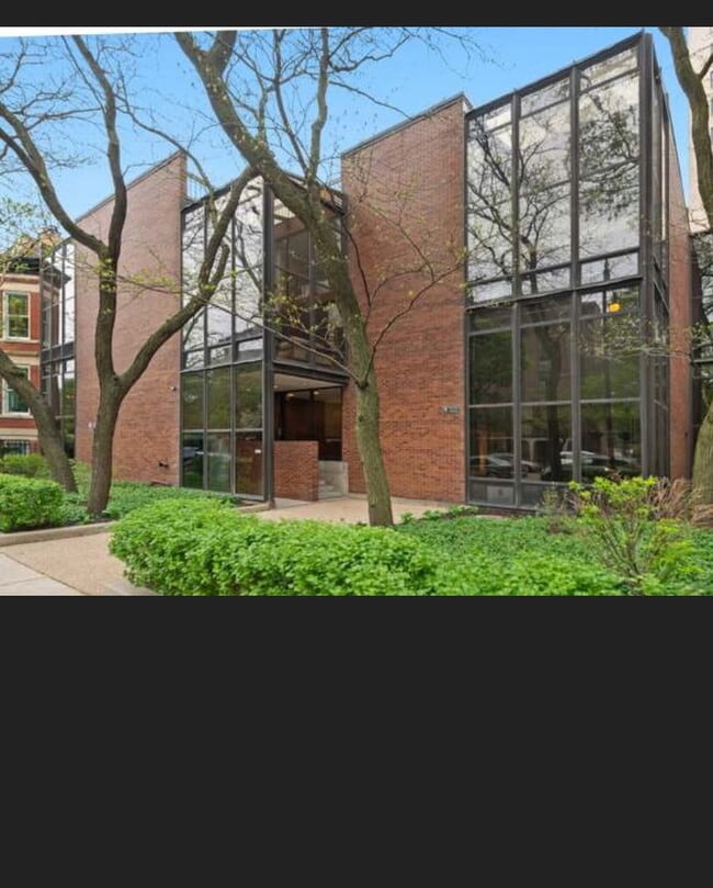 Building Photo - 2131 N Clark St