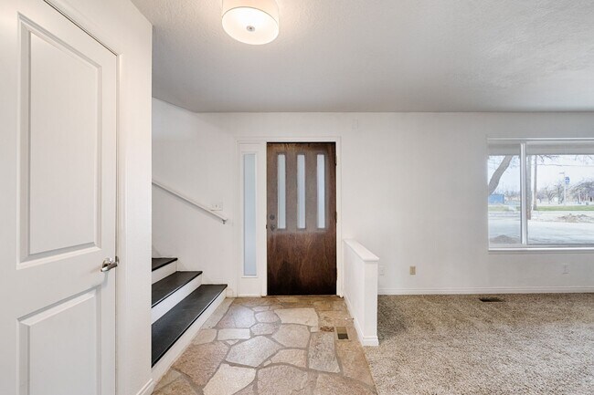 Foto del edificio - Large home with shop on over 1/2 acre.