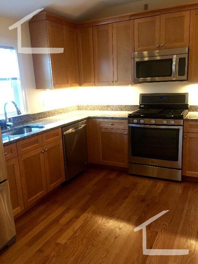 Building Photo - Spacious Newton apartment in a peaceful ne...