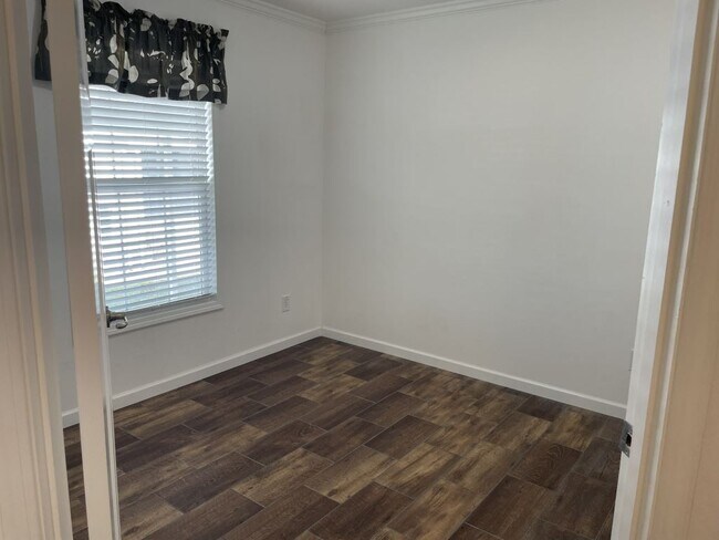 Foto del edificio - 5631 Pinecrest Dr