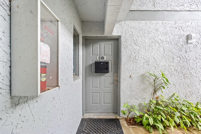 Foto del edificio - 588 Fairways Ln