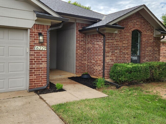 Foto del edificio - 16229 Seminole Dr.