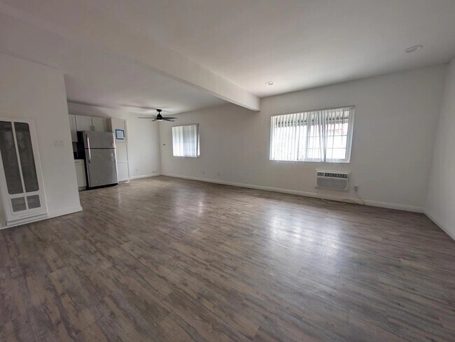 Foto del edificio - 3827 Girard Ave