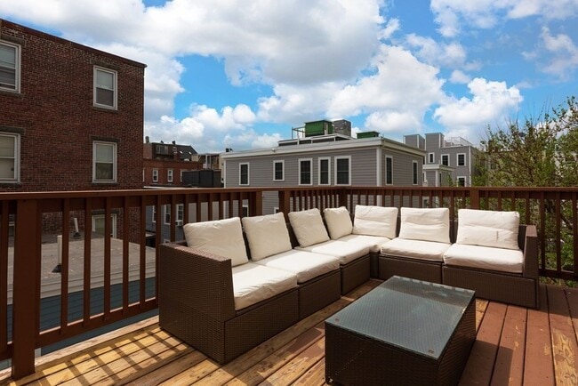 Building Photo - 305 Sumner St