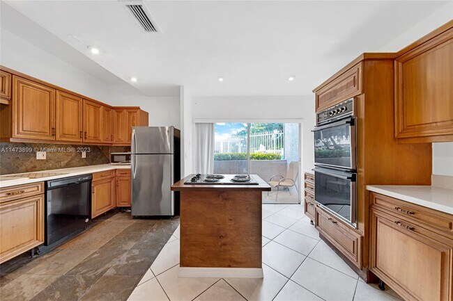 Foto del edificio - 7801 NE 4th Ct