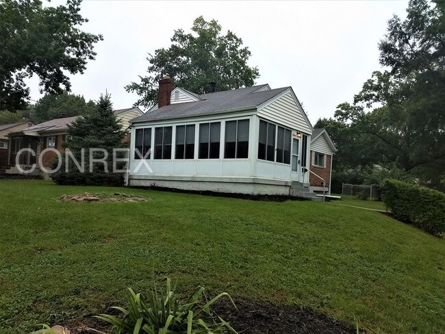 Building Photo - Cozy 3 bedroom with a screened in porch!!