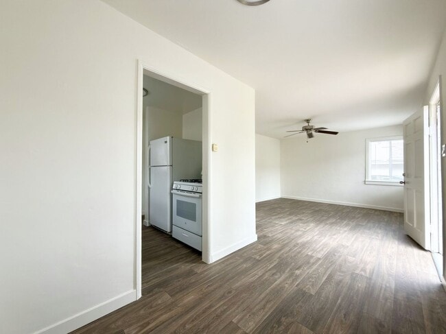 Building Photo - Single Level Cottage Near Downtown!