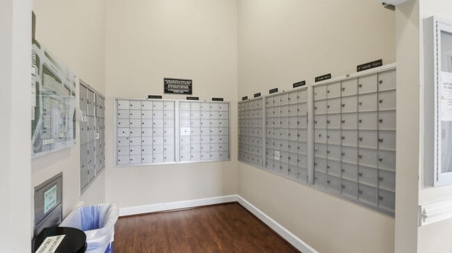 Building Photo - RENOVATED 1 BEDROOM 1 BATH CONDO IN THE COLONNADE IN KENTLANDS