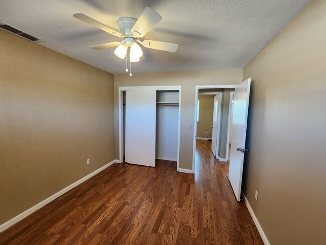 Foto del edificio - Cozy 2 bedroom duplex with a spacious yard...