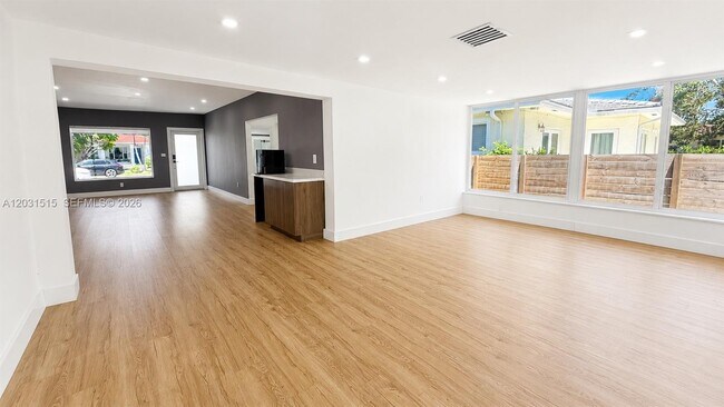 Foto del edificio - 8819 Dickens Ave