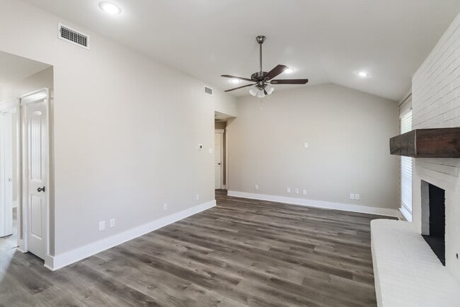 Building Photo - 601 E 6th St