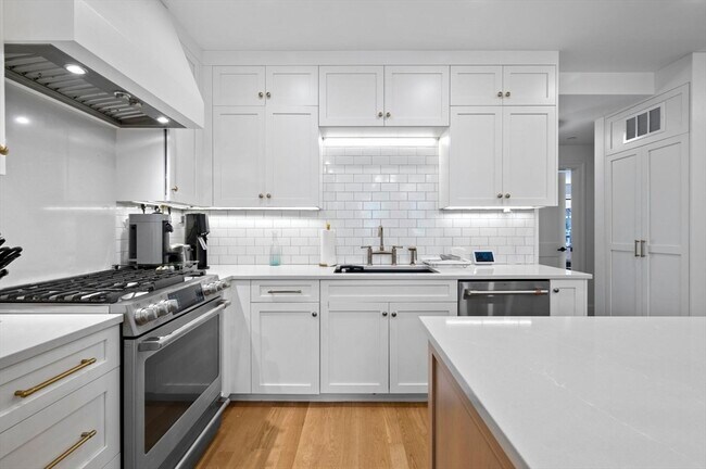 Building Photo - 903 Beacon St