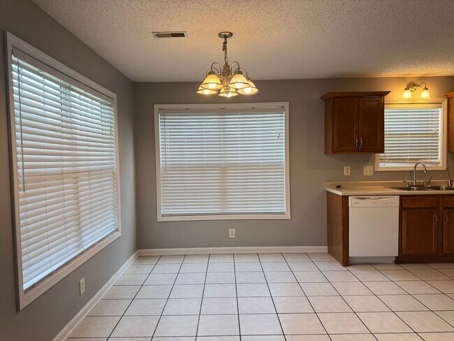 Foto del edificio - Almost 2000 sq.ft! Super Nice & Clean! 3 B...
