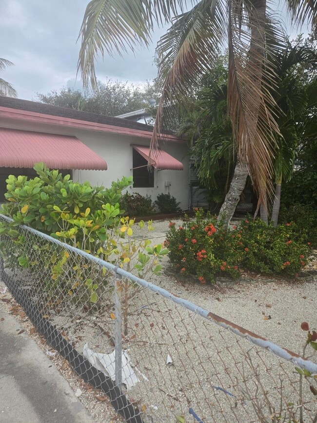 Building Photo - 930 N K St