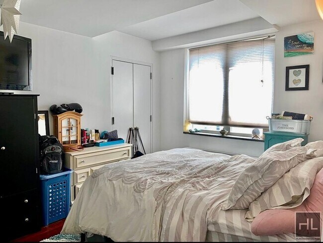 Foto del edificio - Rent Stabilized 1 bedroom with balcony - i...