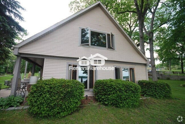 Building Photo - 2310 N Lake Dr