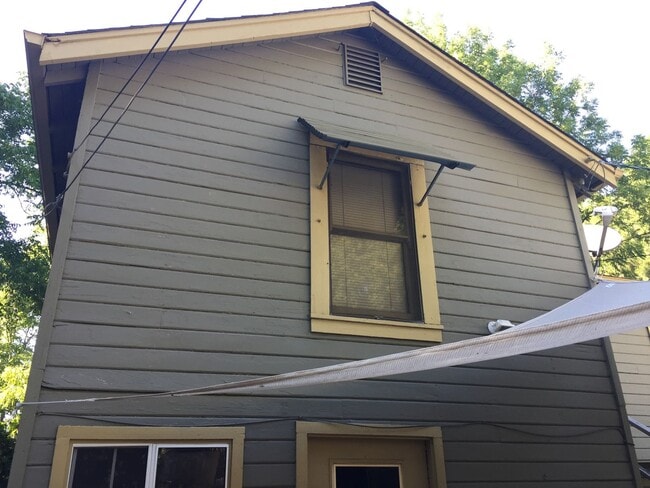 Building Photo - 484 1/2 E. 3RD AVENUE