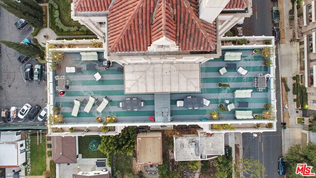 Foto del edificio - 450 N Rossmore Ave