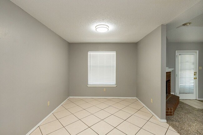 Building Photo - Beautiful Home Located At The End of A Cul...