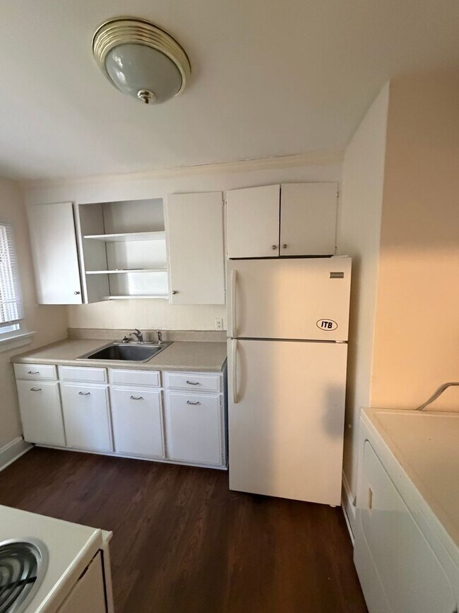 Foto del edificio - Prime Location Near Wade Avenue!