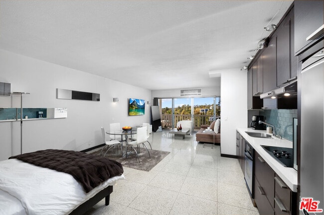 Building Photo - 999 N Doheny Dr