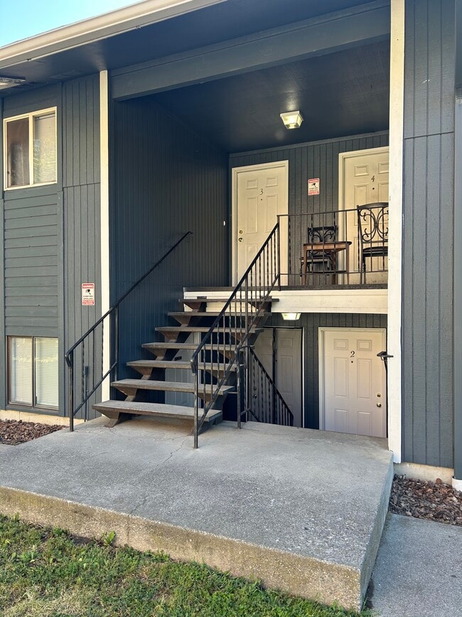 Building Photo - 811 W Spofford Ave