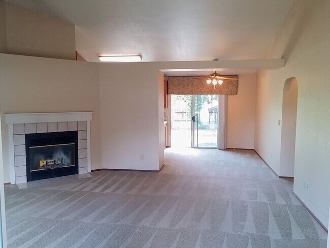 Building Photo - 3 Bedroom Home in Hilltop Area
