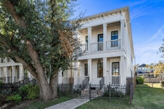 Building Photo - 726 E 28th St