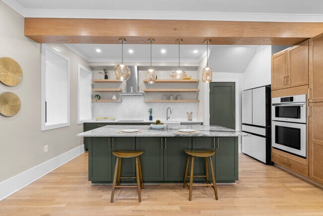 Foto del edificio - LARGE Updated 5 bedrooms 2.5 Baths - Custom Renovations - Great Location!