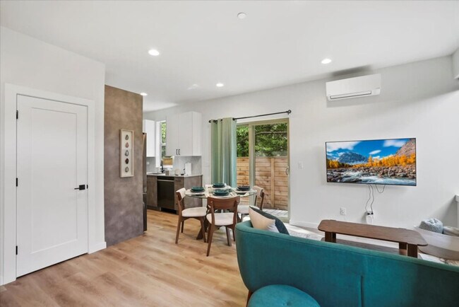 Foto del edificio - 823 NE 70th St