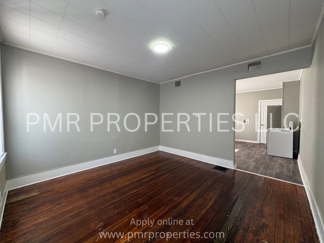 Building Photo - Studio/ 1 Bathroom-House