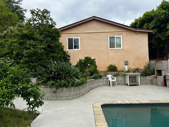 Pared trasera de la unidad y patio trasero - 1054 E Providencia Ave