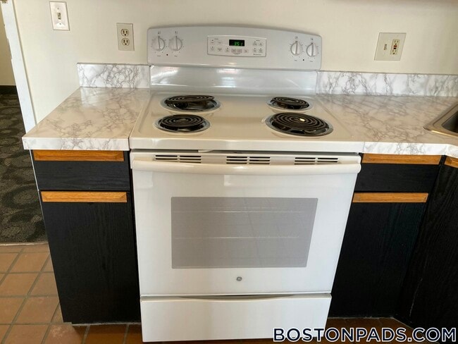 Building Photo - 81 Essex St